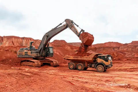 Mass excavation with large excavator and articulated hauler