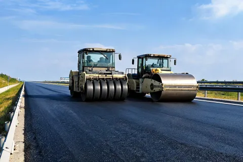 Pneumatic and tandem rollers on fresh asphalt