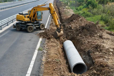Drainage trenching with wheel excavator