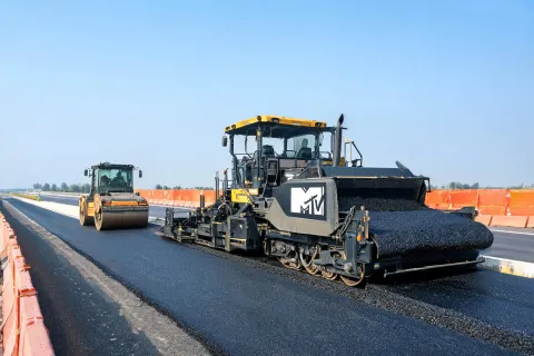 Asphalt paver with MTV and tandem roller
