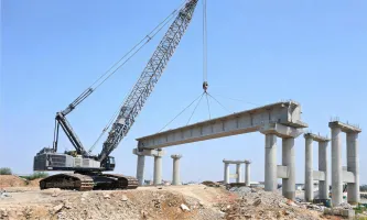 Crawler crane lifting